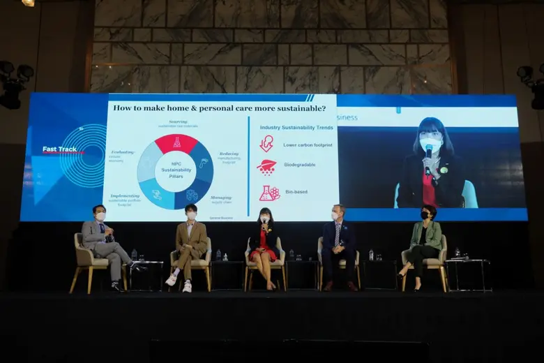 เวทีเสวนา "Fast Track to the Net Zero" ที...