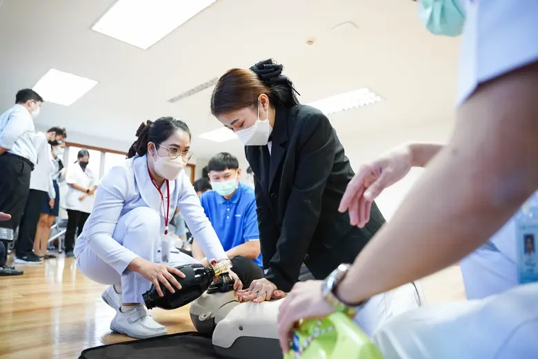 คลินิกการแพทย์แผนจีนหัวเฉียว จัดอบรมการช่วยชีวิตขั้นพื้นฐานและการใช้เครื่อง AED