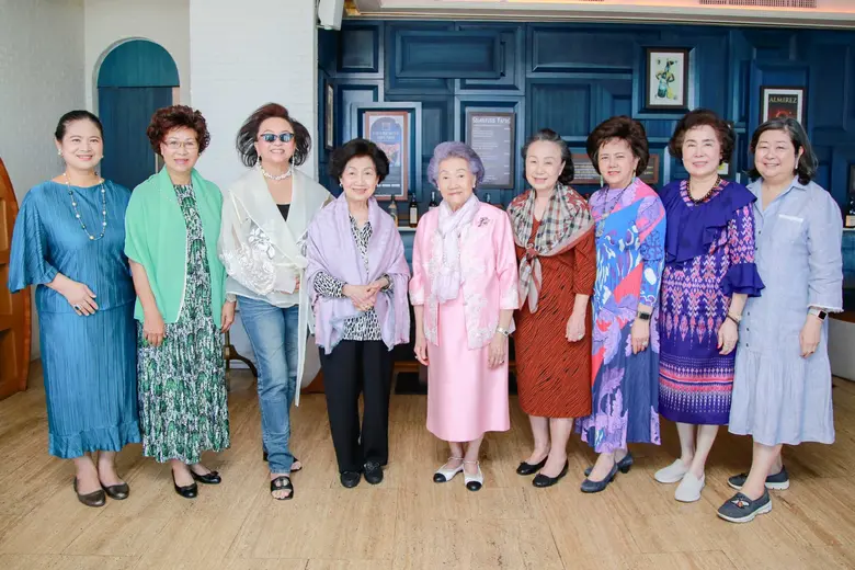 มุกดา จิราธิวัฒน์ เอื้อวัฒนะสกุล (กลาง) พ...