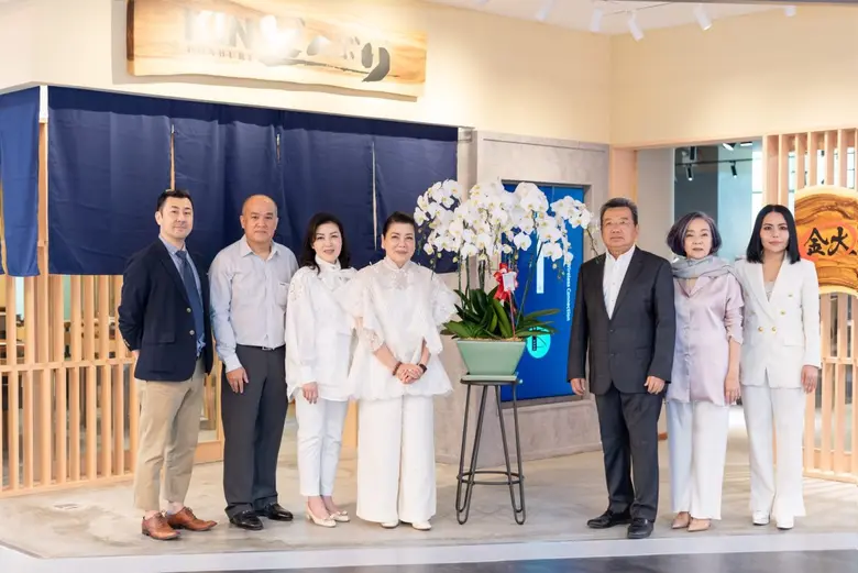 คุณสุรชัย โชติจุฬางกูร (ที่ 5 จากซ้าย) ปร...