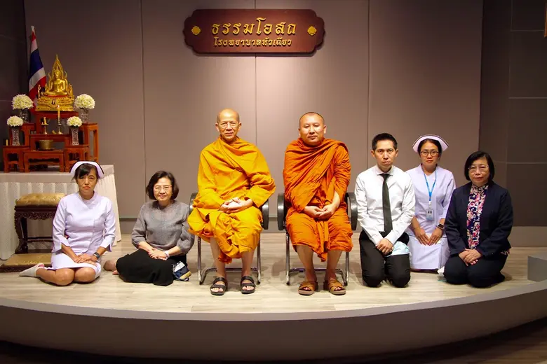 พระเทพปฏิภาณกวี (ซ้าย) เจ้าคณะเขตภาษีเจริ...