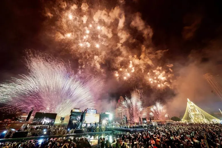 ตระการตาพลุ "พลังแห่งหัวใจไทย ยิ่งใหญ่สะกดโลก Win the World for Thailand" "Amazing Thailand Countdown 2023" ณ ไอคอนสยาม