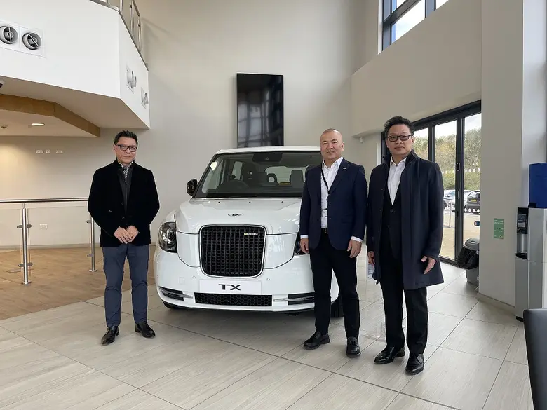 คุณสุรเดช ทวีแสงสกุลไทย (ซ้าย) กรรมการผู้...