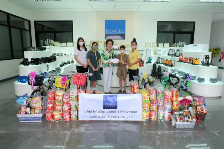 คุณนุชรัตน์ อิทธิโรจนกุล (ที่ 3 จากซ้าย) ...