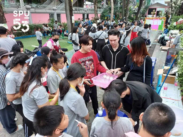 อาจารย์อาทิตย์ เสาธงใหญ่ ผู้อำนวยการศูนย์...