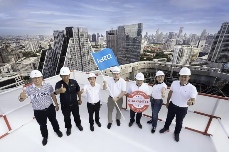 คุณประเสริฐ แต่ดุลยสาธิต (คนกลาง) ประธานเ...