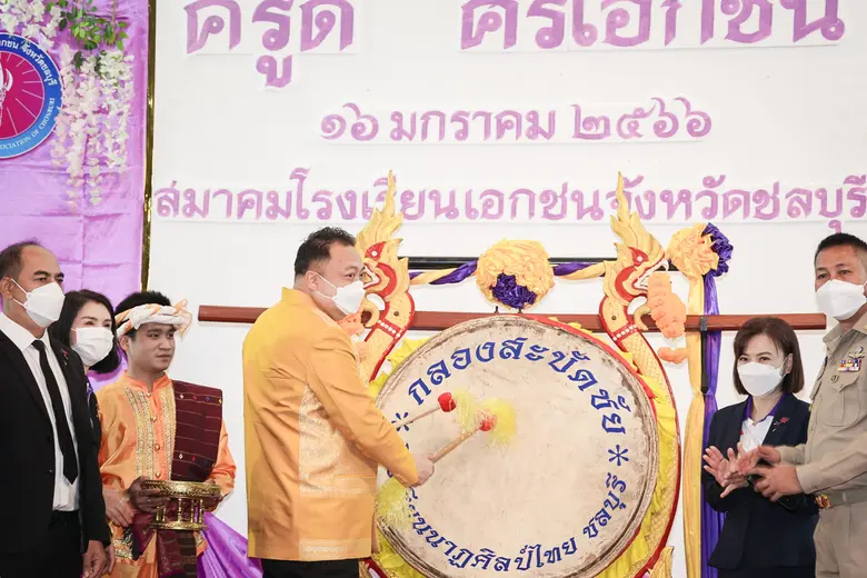 นายสุชาติ ชมกลิ่น รัฐมนตรีว่าการกระทรวงแร...