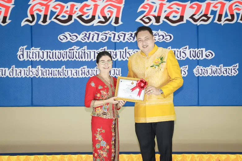 รมว.สุชาติ เปิดงานวันครูแห่งชาติ จ.ชลบุรี ระลึกถึงพระคุณครู ผู้ถ่ายทอดวิชา สร้างคนดีมีคุณภาพ