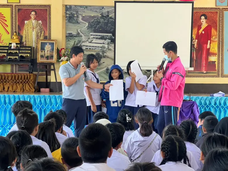 ในปัจจุบันเทคโนโลยีโทรคมนาคม มีบทบาทสำคัญ...