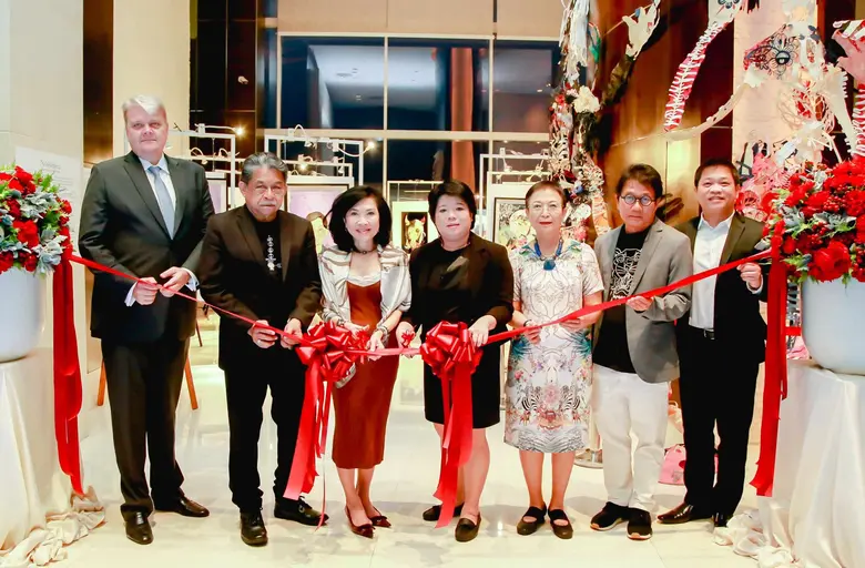 สุพัตรา จิราธิวัฒน์ (ที่ 3 จากซ้าย) รองปร...