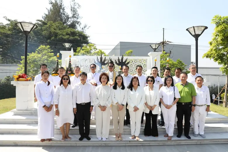 คณะผู้บริหารเอ็ม บี เค นำโดย นายสุเวทย์ ธ...