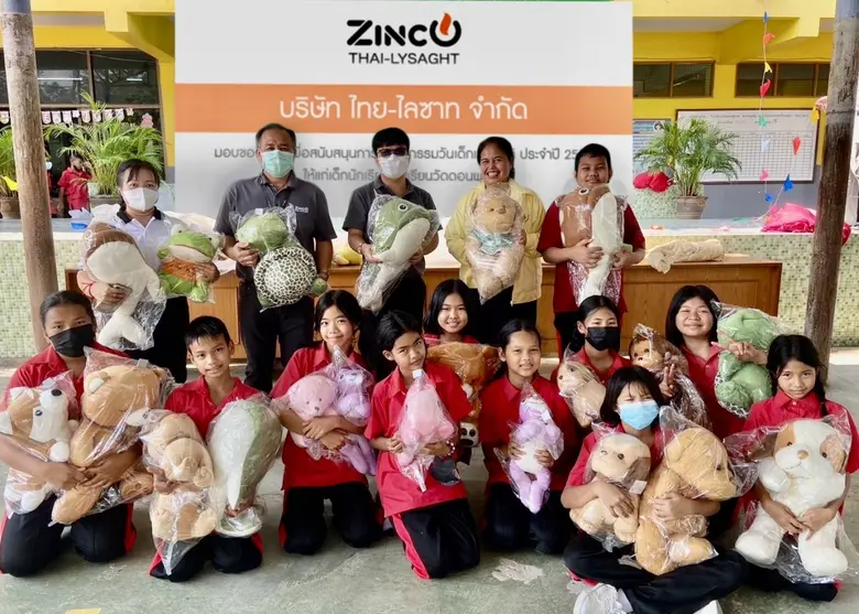 ทวิชชัย วัฒนพิศิษฐ (ยืนที่ 2 จากซ้าย) ผู้...