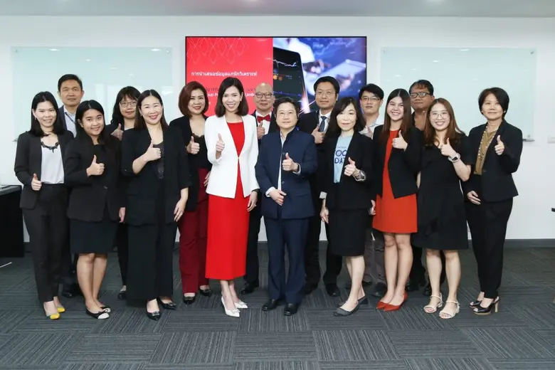 นางสาวริศรา เจริญพานิช (แถวหน้าที่ 4 จากซ...