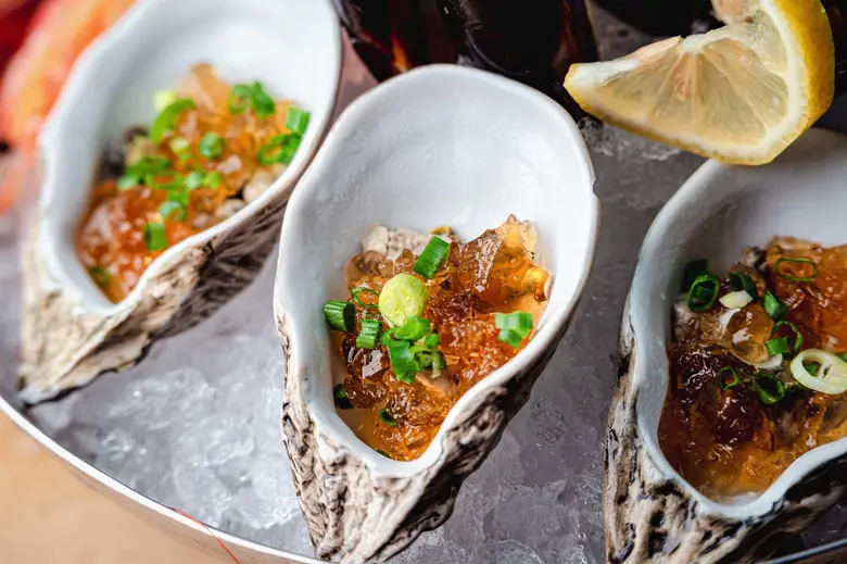 สวรรค์ของคนรักหอยนางรม 'ออยส์เตอร์ พาราไดซ์' ตลอดมื้อบุฟเฟ่ต์นานาชาติมื้อค่ำ พร้อมเสิร์ฟที่ห้องอาหารเดอะ ไดนิ่ง รูม ณ โรงแรมแกรนด์ ไฮแอท เอราวัณ กรุงเทพฯ