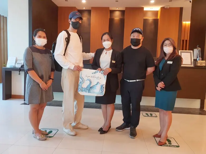 เปรมจิตร หาญมานพ (คนที่ 5 จากซ้าย) ผู้จัด...