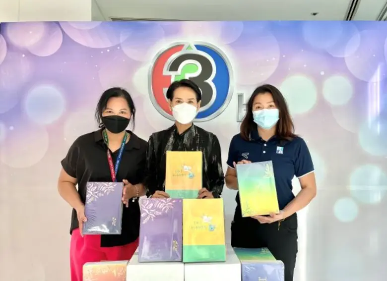 ดั๊บเบิ้ล เอ ร่วมมอบสมุดให้กับสถานีโทรทัศน์ไทยทีวีส...