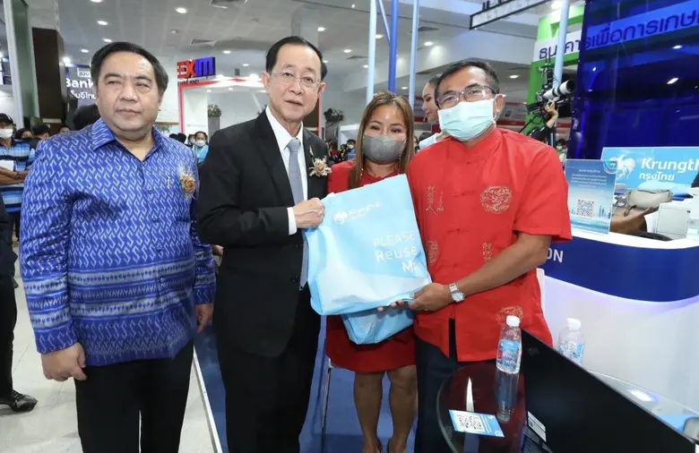 รมว.คลัง เยี่ยมชมบูธกรุงไทย "ติดปีกการเงินไทย สู่ความยั่งยืน" พร้อมร่วมรับฟังปัญหาลูกค้าในงานมหกรรมร่วมใจแก้หนี้สัญจร ที่ชลบุรี