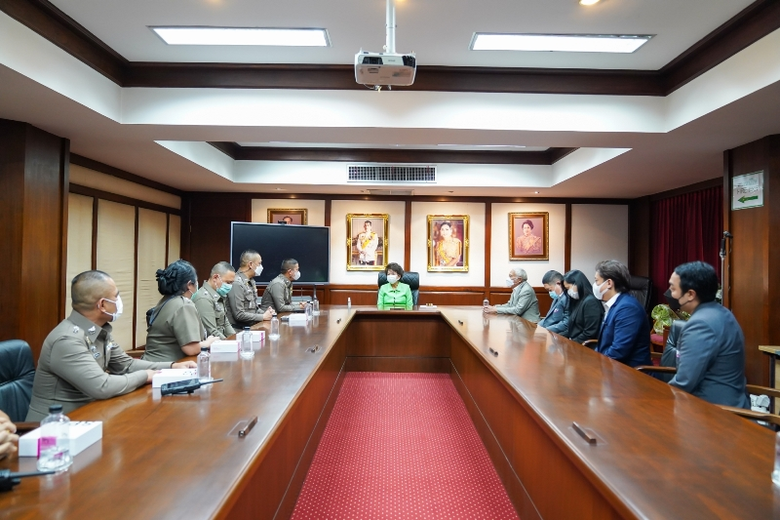 อธิการบดี ม.ศรีปทุม ต้อนรับ ผกก.สน.บางเขนและคณะ เข้าพบปะหารือและมอบกระเช้าสวัสดีปีใหม่ 2566