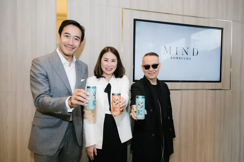 อัญชลี ลิ้มเส็งเลิศ (คนกลาง) ผู้ก่อตั้ง ร...