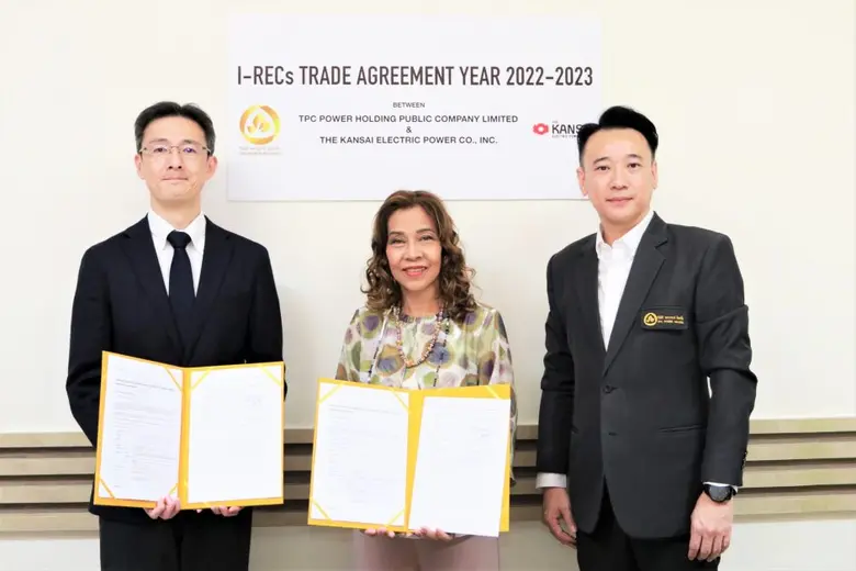 คุณกนกทิพย์ จันทร์พลังศรี (กลาง) ประธานคณ...