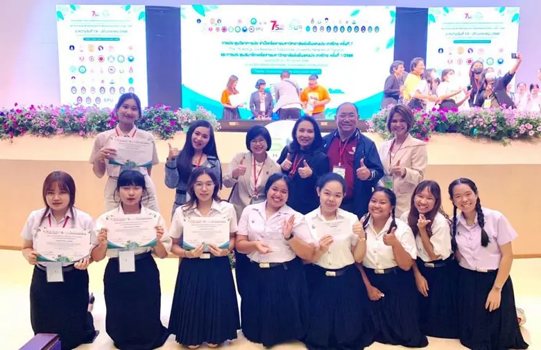 นักศึกษา SITI SPU ทีม MORDON ไอเดียเจ๋ง โชว์ผลงาน การพัฒนาและออกแบบเสื้อผ้าแฟชั่นจากวัสดุธรรมชาติ คว้ารางวัลผลงานด้านความยั่งยืน 2565