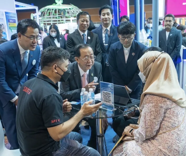 รมว.คลัง ห่วงใยปัญหาลูกหนี้ ร่วมรับฟัง แนะแนวทางแก้ไขหนี้สิน ภายในบูธธนาคารกรุงไทย ในงานมหกรรมร่วมใจแก้หนี้สัญจร ที่สงขลา