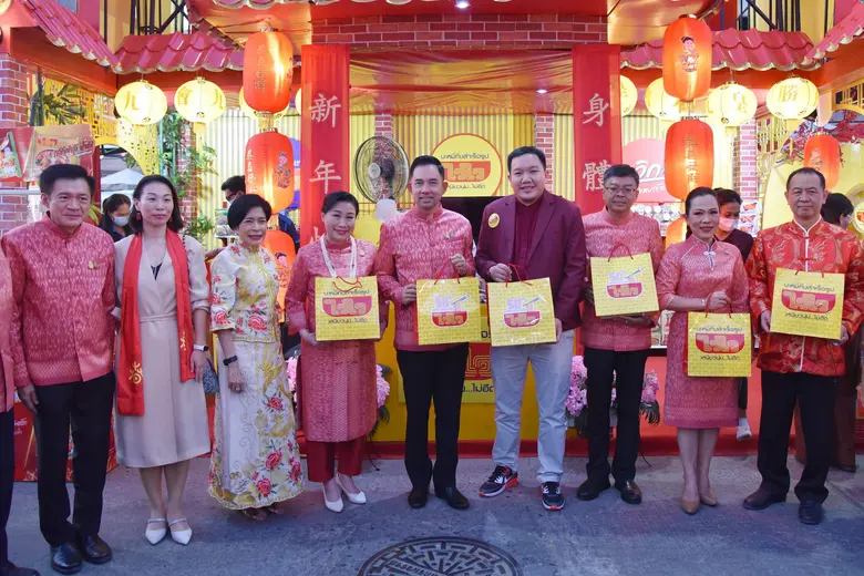 นายยศสรัล แต้มคงคา (ที่6ซ้าย) ผู้อำนวยการ...