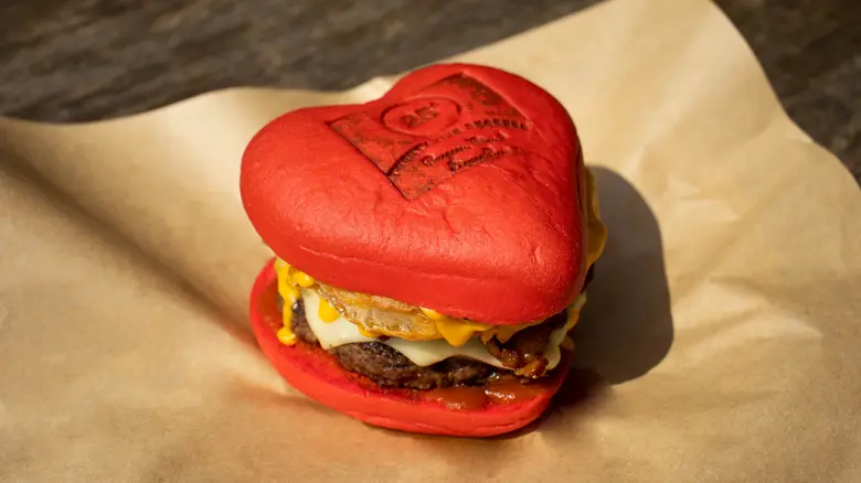 วาเลนไทน์นี้ บอกรักสไตล์อเมริกันเคล้าบรรยากาศเทศกาลแห่งความรักที่ ทเวนตี้ไฟว์ดีกรีส์ กับเซตเบอร์เกอร์รูปหัวใจ