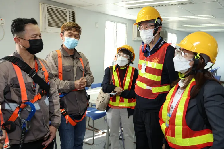 นายสุชาติ ชมกลิ่น รัฐมนตรีว่าการกระทรวงแร...