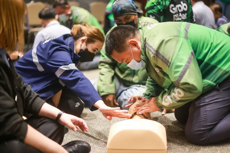 BDMS ร่วมกับ โรงพยาบาลสมิติเวช ศรีนครินทร์ จัดฝึกอบรมการช่วยชีวิตให้กับกลุ่มไรเดอร์ Grab สานต่อโครงการ HERO ในชีวิตจริง ไม่ต้องมีพลังพิเศษเหนือใคร