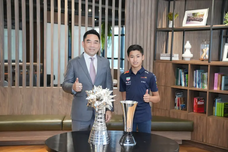 นายขจร เจียรวนนท์ กรรมการบริหาร บริษัท เค...