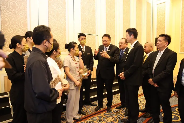 นายกฯ ห่วงใย แรงงานไทยในมาเก๊า ส่ง รมว.สุชาติ เยี่ยมให้กำลังใจถึงสถานประกอบการ