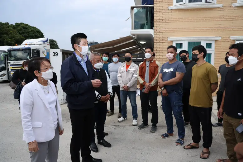 รมว.เฮ้ง ส่ง ปลัดฯ นำทีมเยี่ยมให้กำลังใจแรงงานช่างเชื่อมไทยในฮ่องกงถึงแคมป์คนงาน