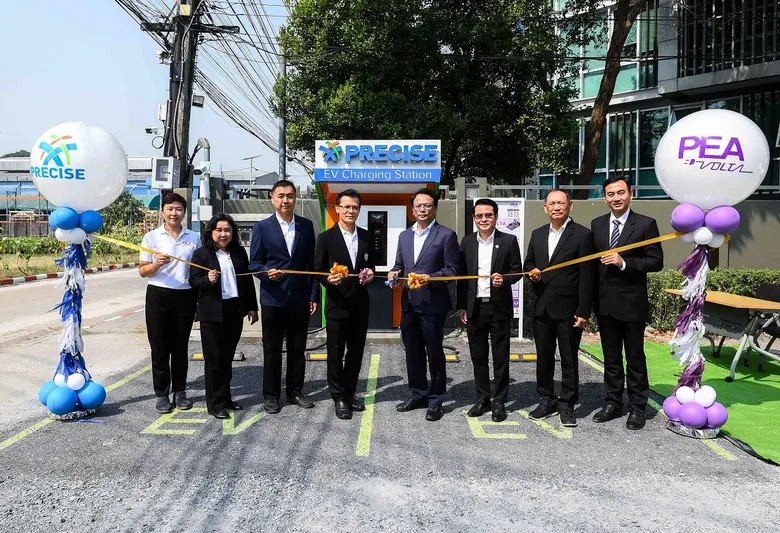 คุณอมร แดงโชติ (ที่ 5 จากซ้าย) รองกรรมการ...