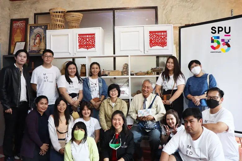 ผศ.ดร.สิรินธร สินจินดาวงศ์ ผู้อำนวยการหลั...