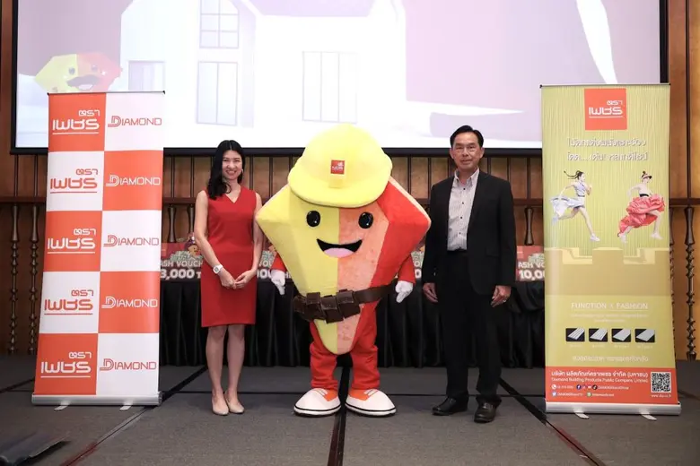 นายสาธิต สุดบรรทัด (ขวา) ประธานเจ้าหน้าที...