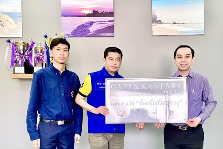 กิตติเดช คุ้มม่วง (คนที่ 3 จากซ้าย) ผู้จั...