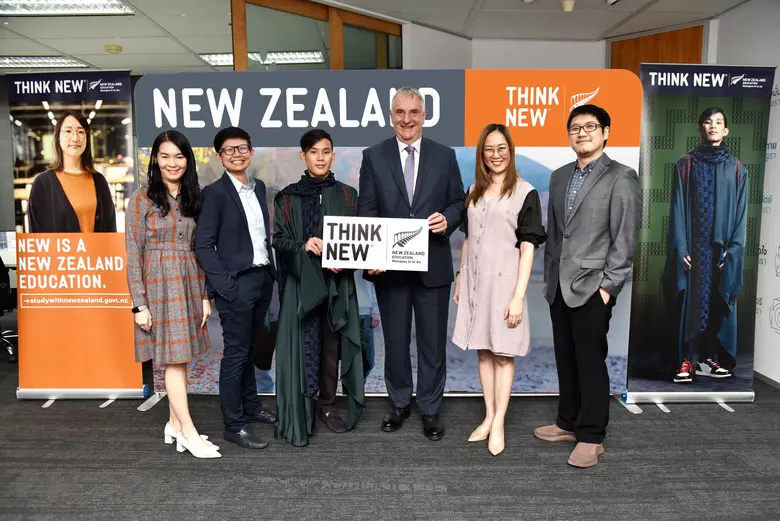 ฯพณฯ นายโจนาธาน คิงส์ เอกอัครราชทูตนิวซีแ...