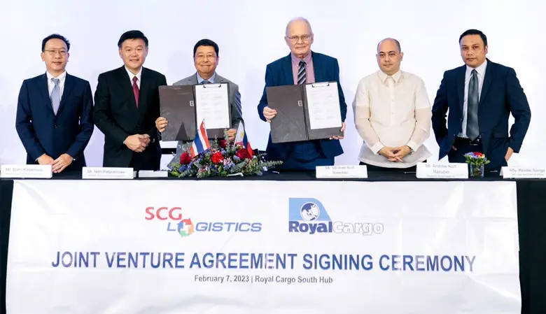 นายชวนินทร์ บัณฑิตกฤษดา (ซ้ายสุด) ประธานก...