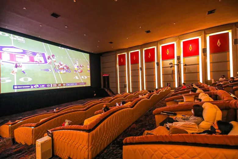 เมเจอร์ ซีนีเพล็กซ์ กรุ้ป ผนึก ทรูวิชั่นส์ ถ่ายทอดสดศึกซูเปอร์โบลว์ ครั้งที่ 57 แมทช์ยิ่งใหญ่ แฟนกีฬาห้ามพลาด!! นัดชิงชนะเลิศ ชมฟรีบนจอยักษ์ในโรงวีไอพี ที่ พารากอน ซีนีเพล็กซ์