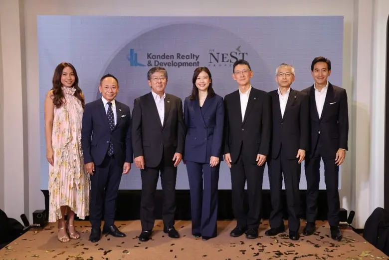 นางสาวอุษณา มหากิจศิริ (ที่ 4 จากซ้าย) ปร...