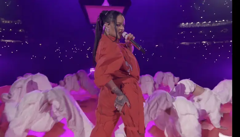 "Rihanna" สร้างโมเมนต์ประวัติศาสตร์คัมแบ็คในรอบ 7 ปี กับโชว์สุดไอคอนิกในงาน "Super Bowl Halftime Show 2023" เสิร์ฟ Medley 12 เพลงฮิตใน 13 นาทีอันทรงคุณค่าที่โลกต้องจดจำ!