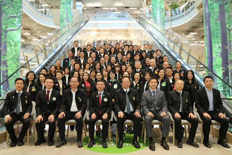 คณะผู้อบรมหลักสูตรประกาศนียบัตรธรรมาภิบาล...