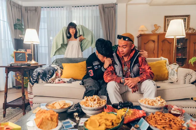 "คนข้าง ๆ" เป็นเธอบ้างจะได้ไหม? ซิงเกิลใหม่ล่าสุดจาก "GUYGEEGEE" ที่ชวน "SPRITE" มาแชร์ใจอ้างว้าง ในมุมคนขี้เหงา!!