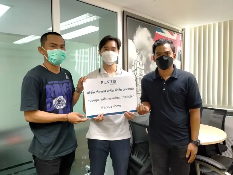 นายวราวิช ฉิมตะวัน (คนกลาง) กรรมการและประ...