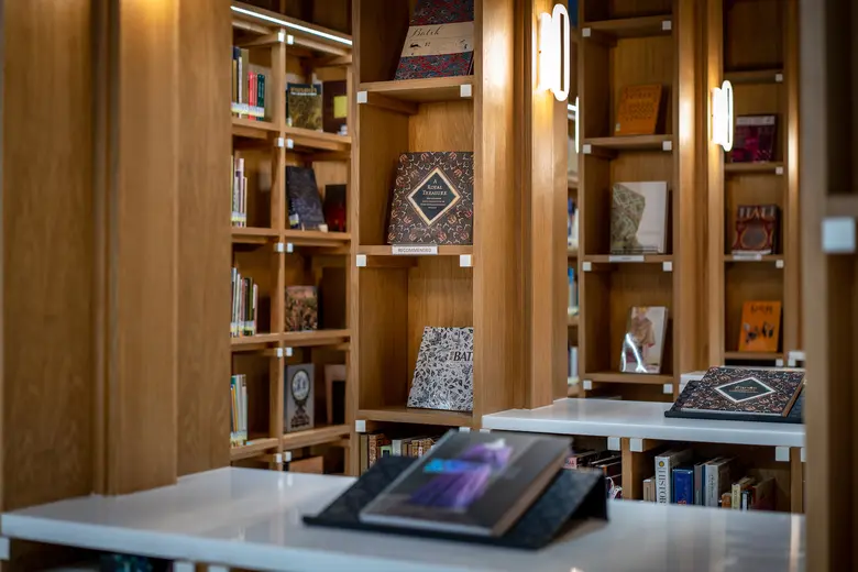 ห้องสมุดพิพิธภัณฑ์ผ้า ในสมเด็จพระนางเจ้าส...