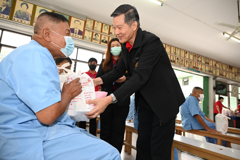 มูลนิธิป่อเต็กตึ๊ง ส่งความสุข และกำลังใจแก่ผู้สูงอายุ เนื่องในเทศกาลตรุษจีน ประจำปี 2566 จัดเลี้ยงอาหารและมอบชุดของขวัญแก่ผู้สูงอายุ ในสถานสงเคราะห์คนชรา และสถานคุ้มครองคนไร้ที่พึ่ง รวม 8 แห่ง