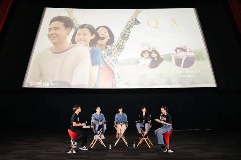 DEK FILM SPU ไอเดียเจ๋ง! เหมาโรงหนังเอส เอฟ เวิลด์ ซีเนม่า เซ็นทรัลเวิลด์ ชมภาพยนตร์ "เธอกับฉันกับฉัน" พร้อมพูดคุยสุดเอ็กซ์คลูซีฟ กับ ผกก.ฝาแฝด