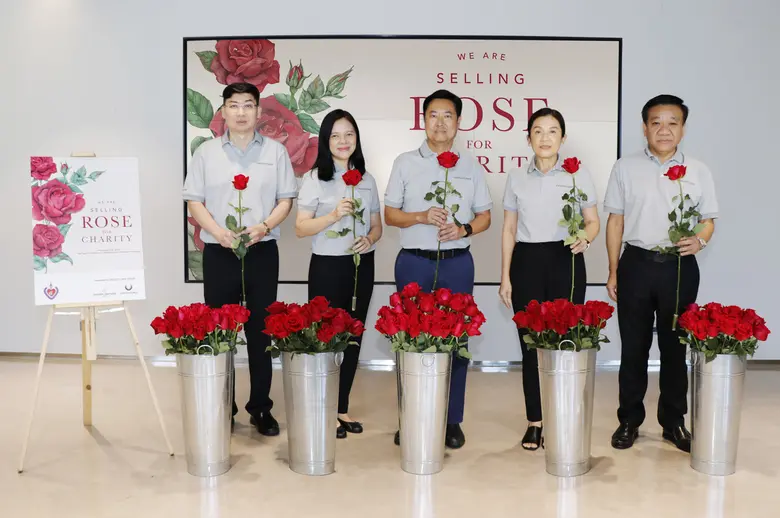 กำพล ปุญโสณี (ที่ 4 จากซ้าย) กรรมการผู้จั...