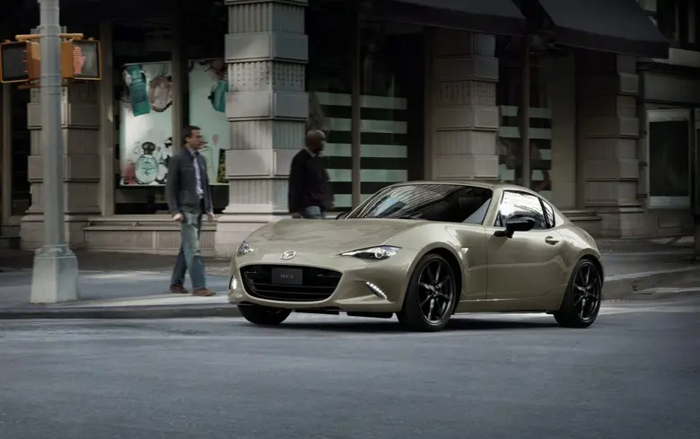 รถสปอร์ตโรดสเตอร์เปิดประทุน Mazda MX-5 ถื...
